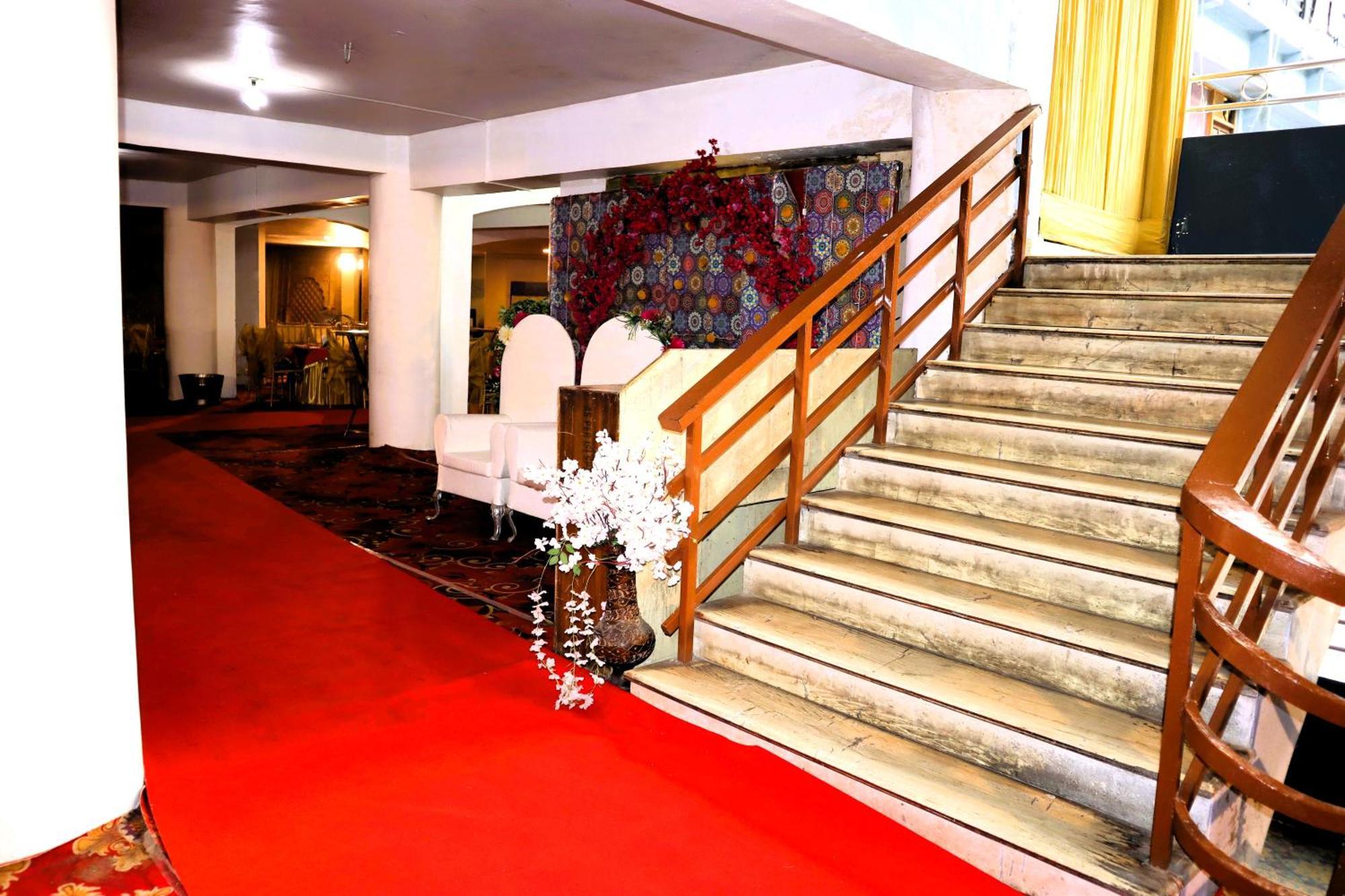 Hotel River Bank Манди Экстерьер фото